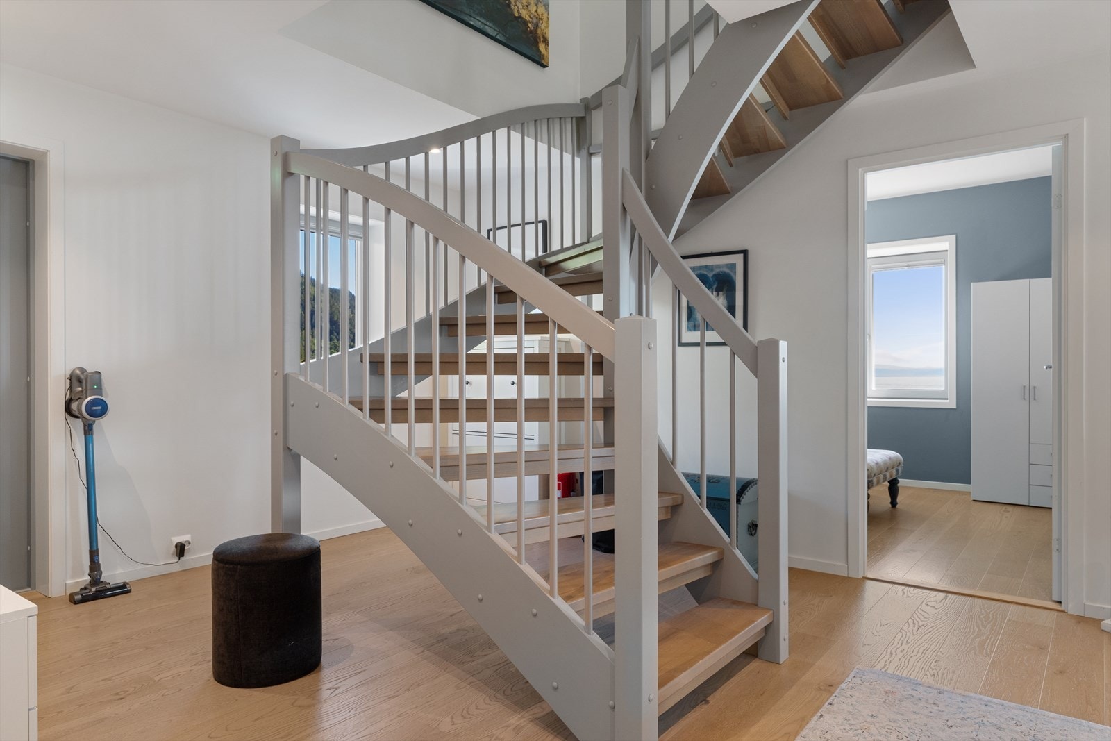 Videre opp i toppetasjen finner du TV-stue, soverom, bad og bod samt en nydelig takterrasse. Galleribilde