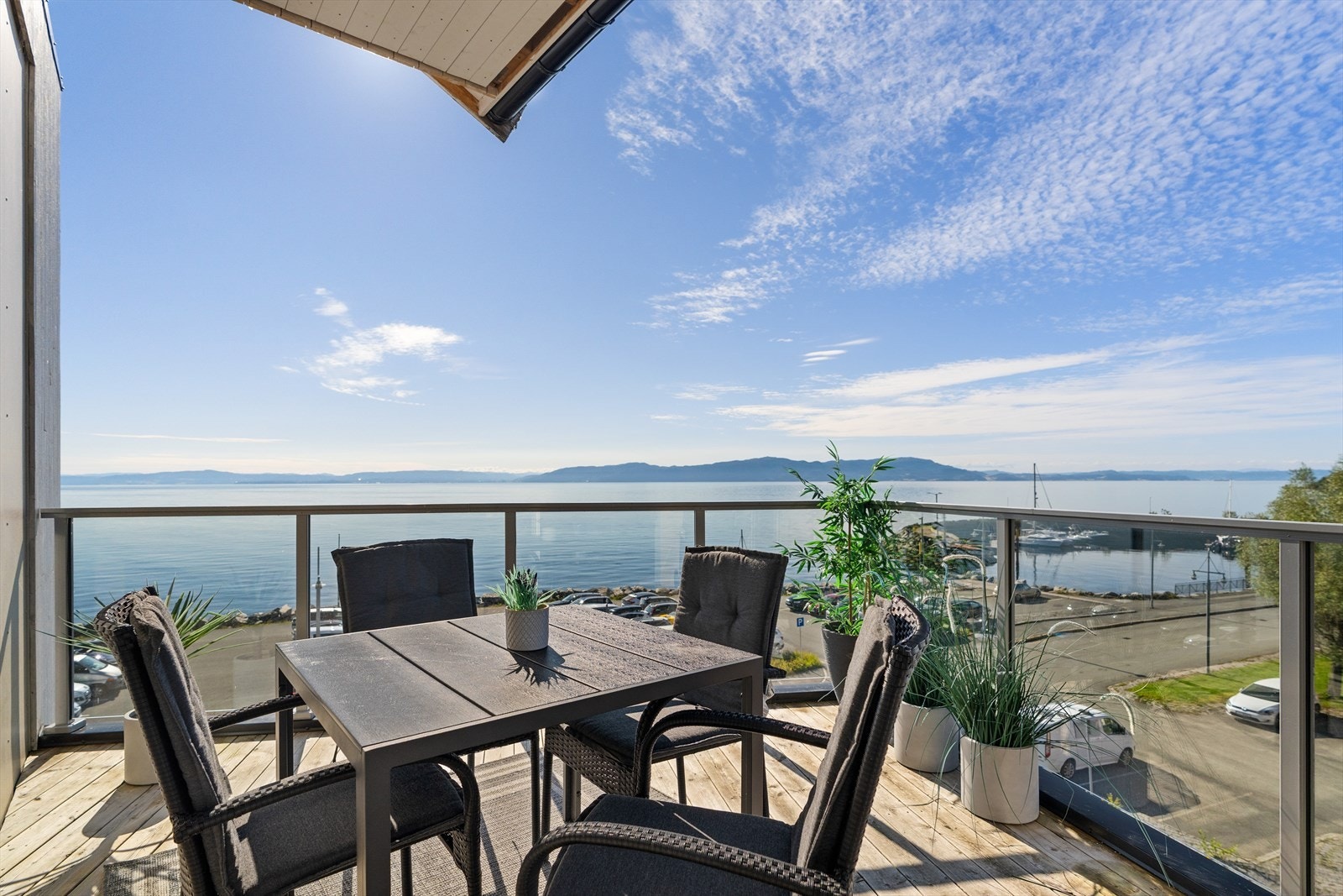 Balkong med utgang fra stuen er på 13 m². Her har du gode sol- og utsiktsforhold. Galleribilde