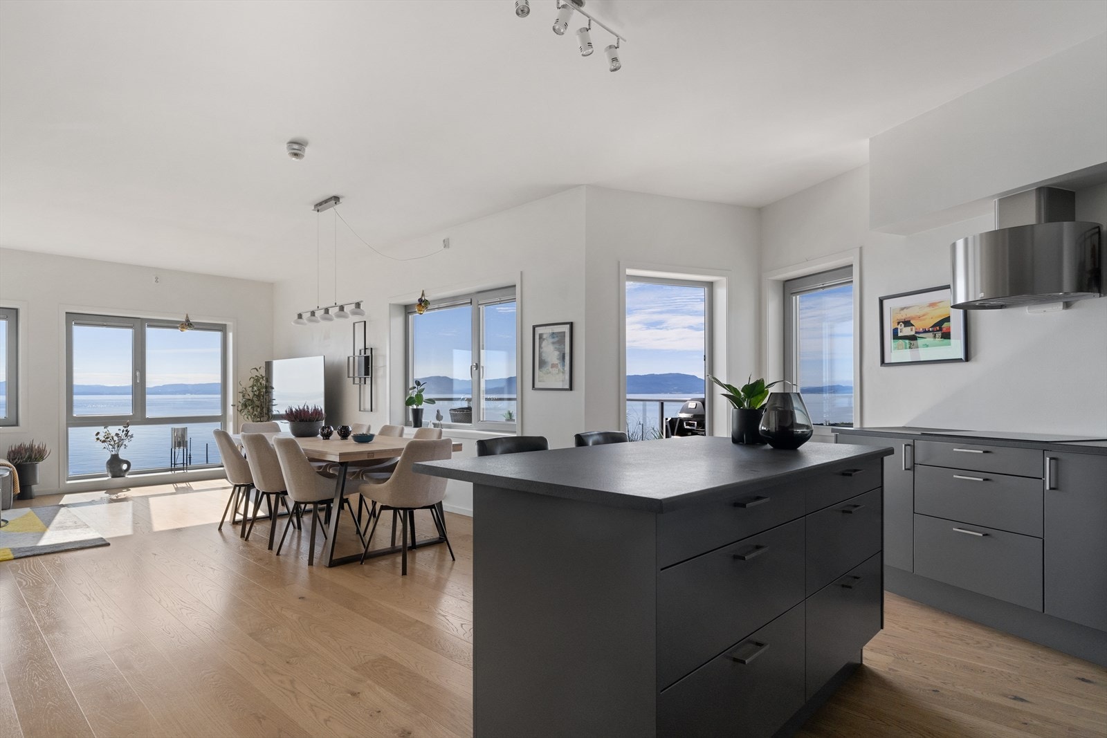 Leiligheten er fra 2019 med gode kvaliteter som god standard, to stuer, heis, to solrike verandaer og fantastisk utsikt over Trondheimsfjorden. Galleribilde