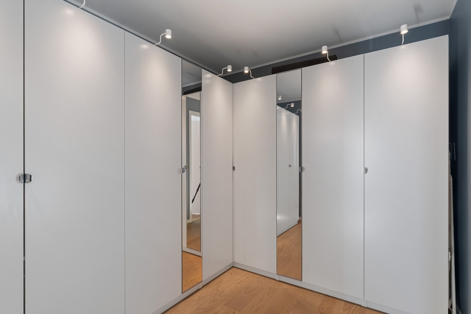 Her er et stort garderobeskap som naturligvis følger med handelen. Galleribilde