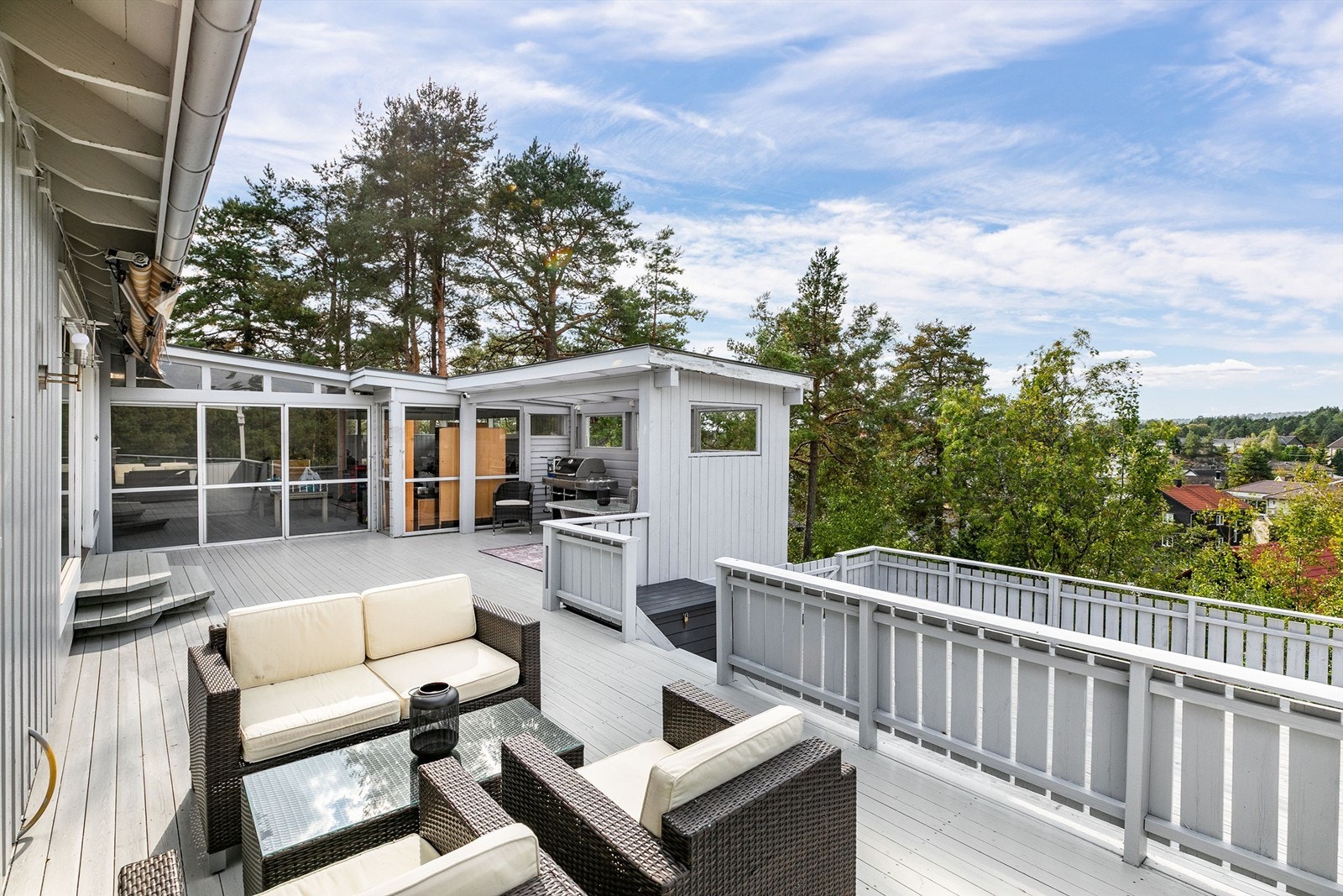 Til terrassen på denne siden er det lite innsyn takket være høyden og naturlig vegetasjon som også er skjermende for vind. Galleribilde