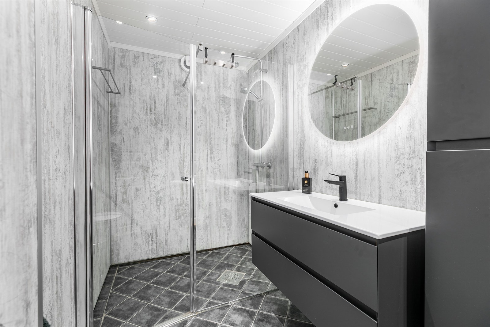 Badet ble i 2020 oppgradert med bl.a. nye veggplater, ny himling med spotter og nye møbler og glassdører. Gulv, tettesjikt og rør m.m. er av eldre årgang. Galleribilde