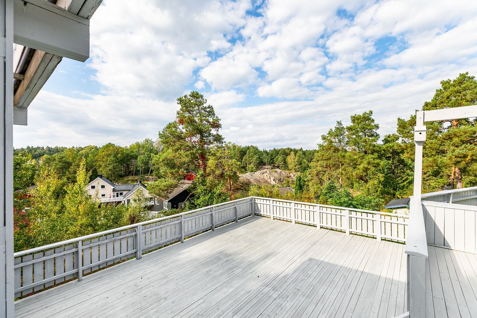 Den nedre og godt over 30 kvm. store terrassen passer utmerket for blant annet en paviljong. Her er det sommerstid sol frem til sen kveld. Galleribilde