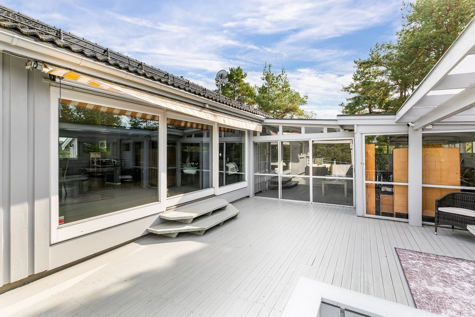 Terrassens sydside er både overbygget og innglasset, dels med skyvedører som kan trekkes til side. Ikke søkt godkjenning i kommunen. Galleribilde