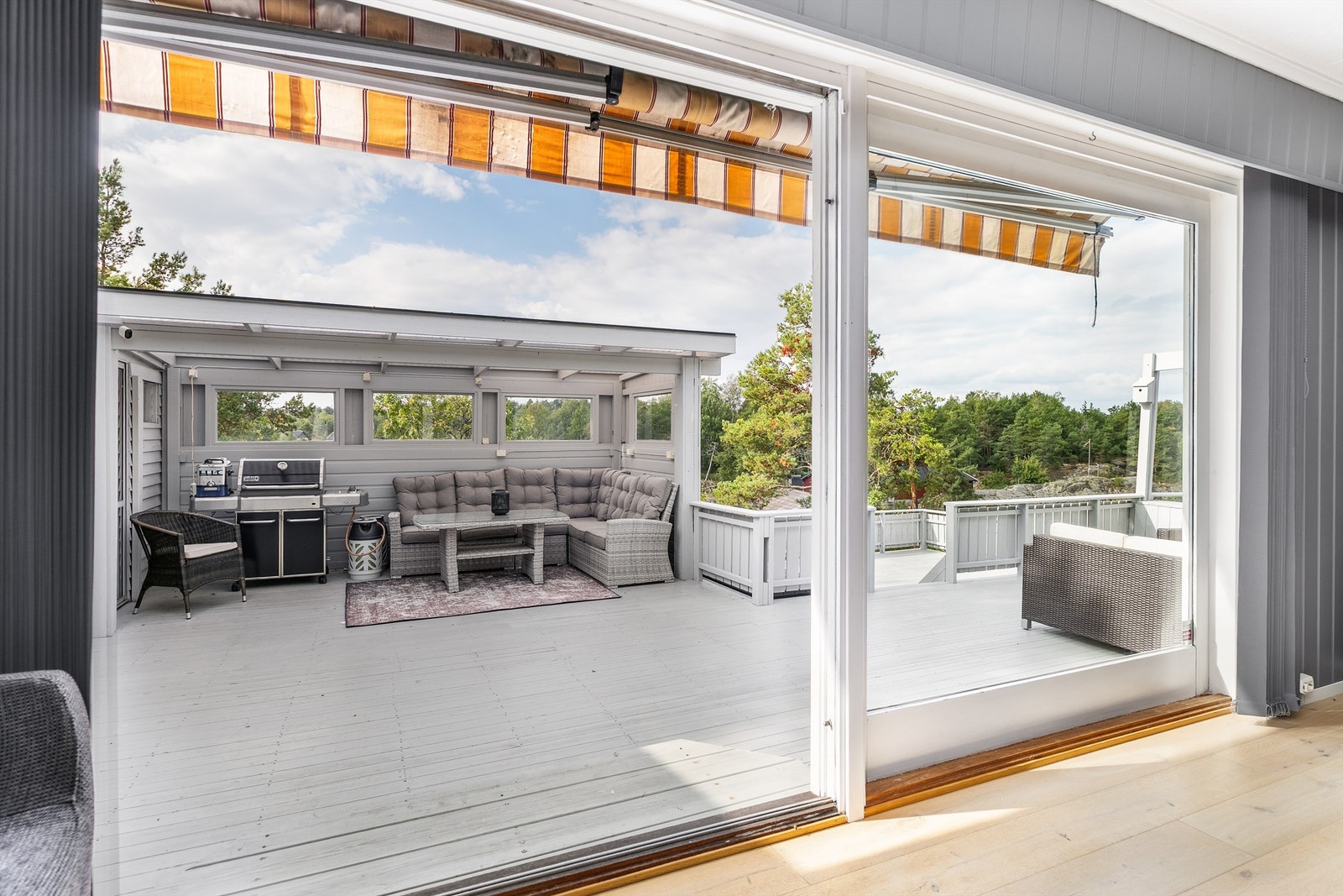 Speiderveien 12 presenteres av Krogsveen.
Stuens skyve-/hevedør gir enkel tilgang til det store uterommet på terrassen. Døren er fra 1987, blant boligens øvrige vinduer er flere skiftet ut i senere år. Galleribilde