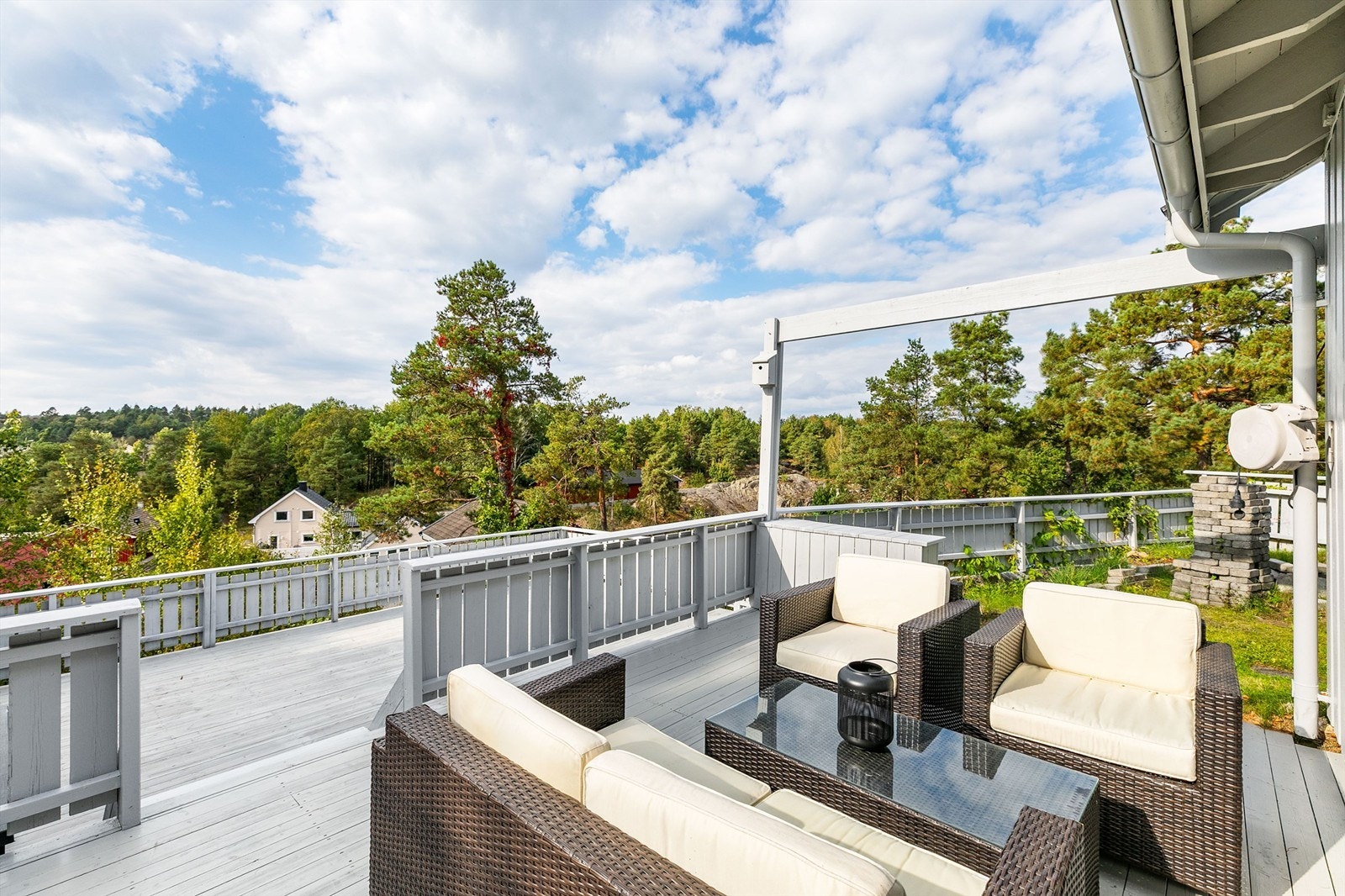 Store terrasser i to høyder er anlagt langs boligens vestre side, der fint utsyn sees i samme himmelretning. Galleribilde