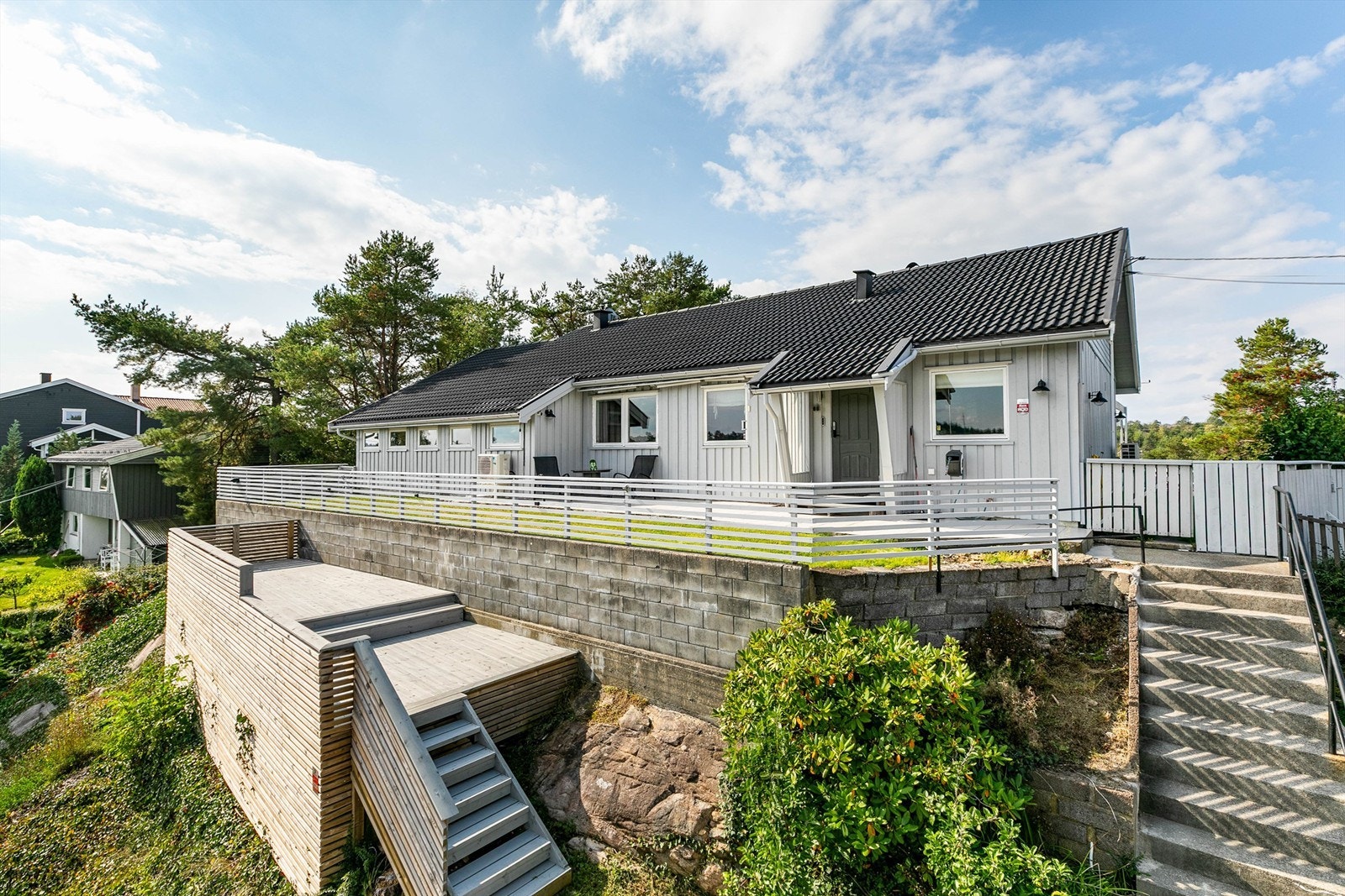 Nedenfor inngangspartiet er ytterligere en terrasse anlagt i senere år. Galleribilde