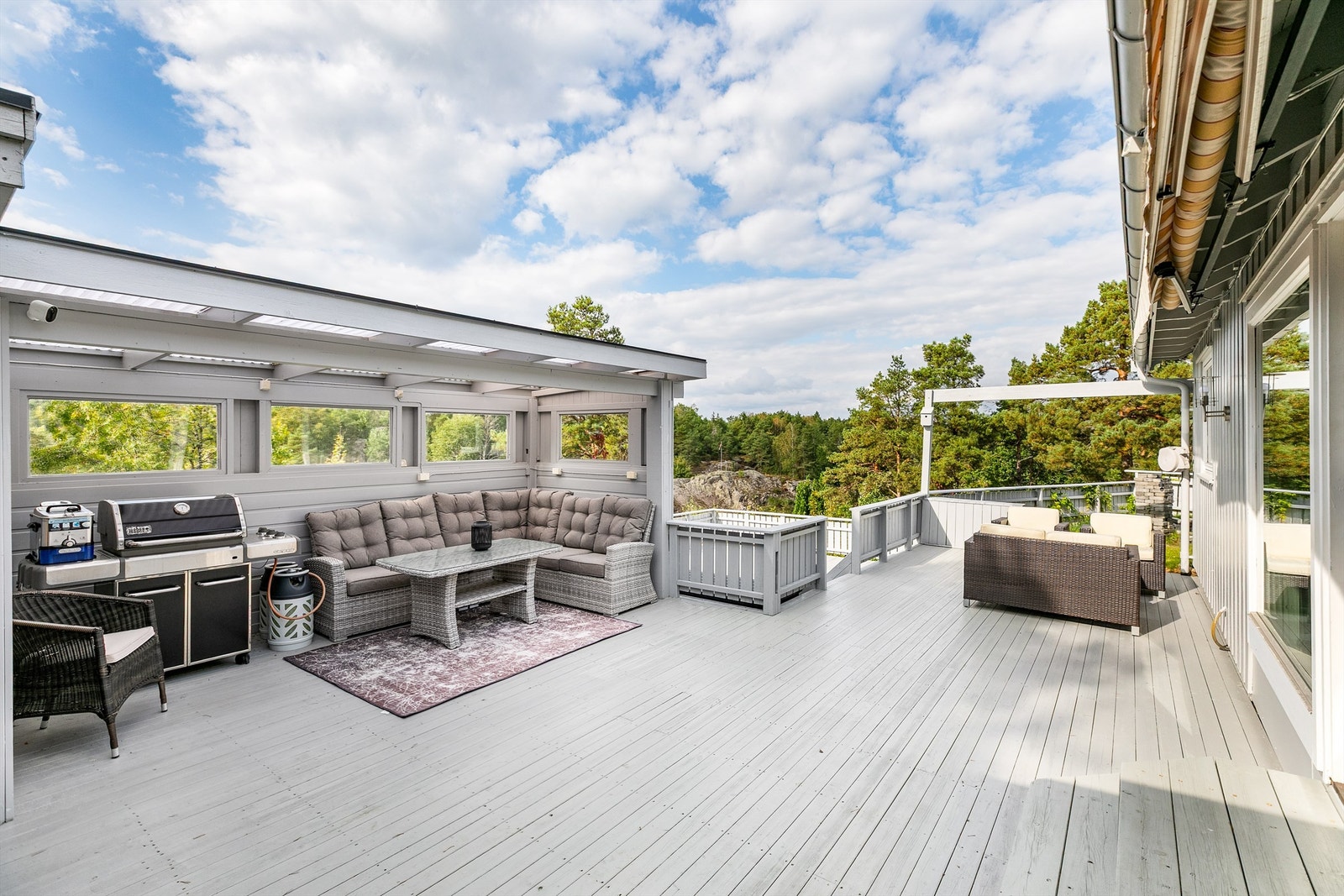 Eneboligen i Speiderveien 12 er luftig beliggende i høyden nord på Mosseskogen, med omfangsrike usjenerte arealer utomhus. Galleribilde