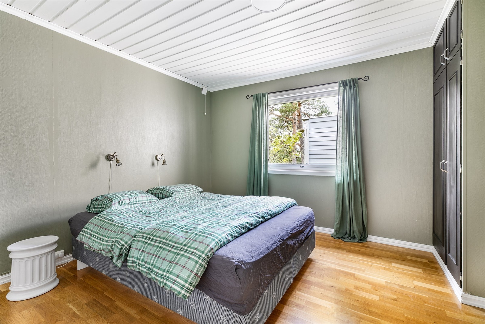 Dette er boligens opprinnelige hovedsoverom og oppmålt til ca. 12 kvm. Galleribilde