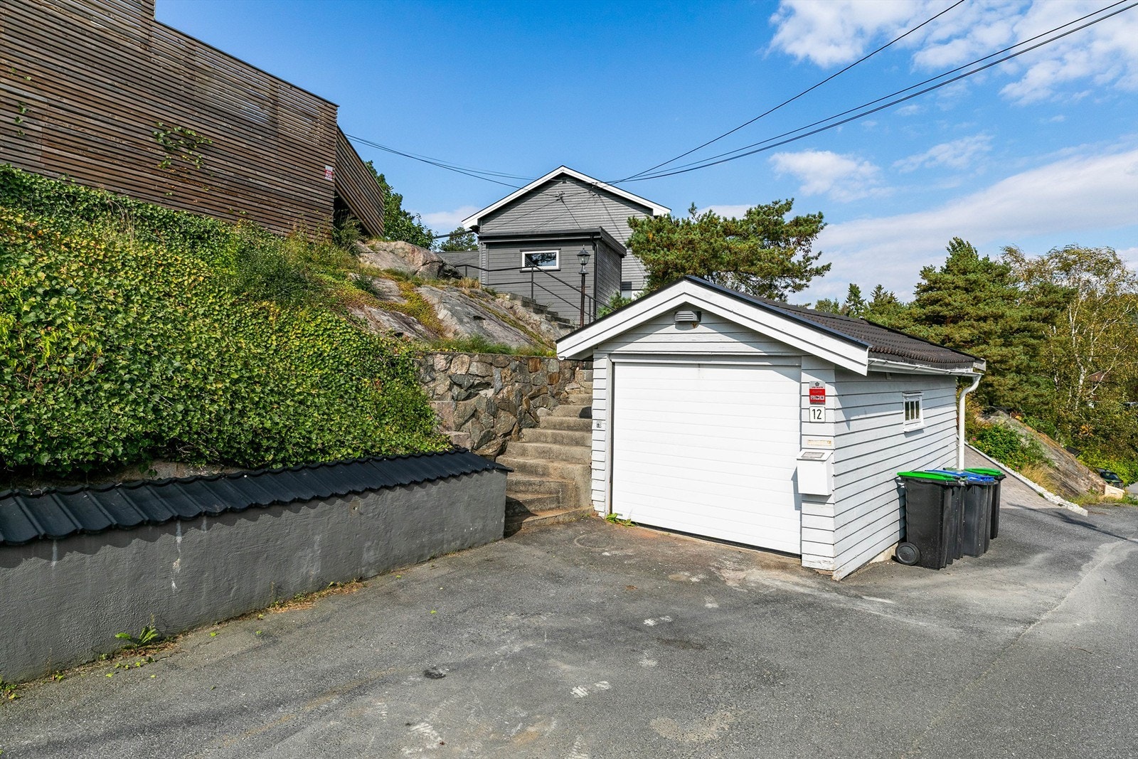 Garasjen har innlagt 3-fase strøm og 20A kurs beregnet for montering av ladeboks. Galleribilde