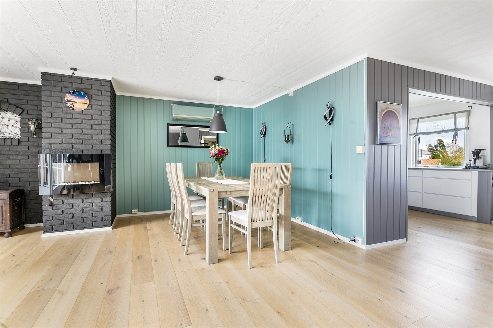 Boligen inneholder to luft-luft varmepumper hvorav én er installert i stuen. Galleribilde