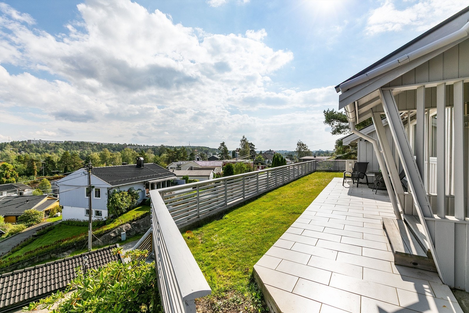 Morgen- og formiddagssolen kan du møte på den flislagte plattingen rundt inngangspartiet, hvor det også er flott utsikt mot øst. Galleribilde