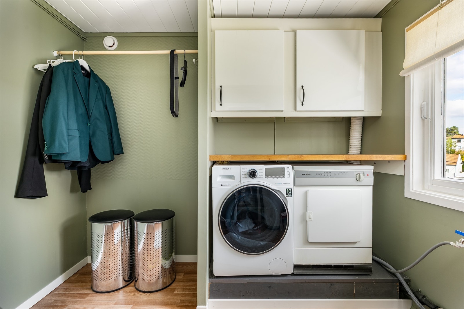 Vaskerommet ligger ved entreen, er fra byggeåret og i sin helhet gitt TG 2. Oppussing er nylig utført. Ny bereder på 200 liter ble installert i 2014. Galleribilde