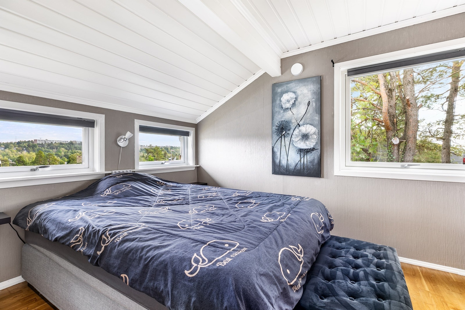 Dette soverommet har over 9 kvm. gulvflate i tillegg til en dyp skyvedørsgarderobe. Galleribilde