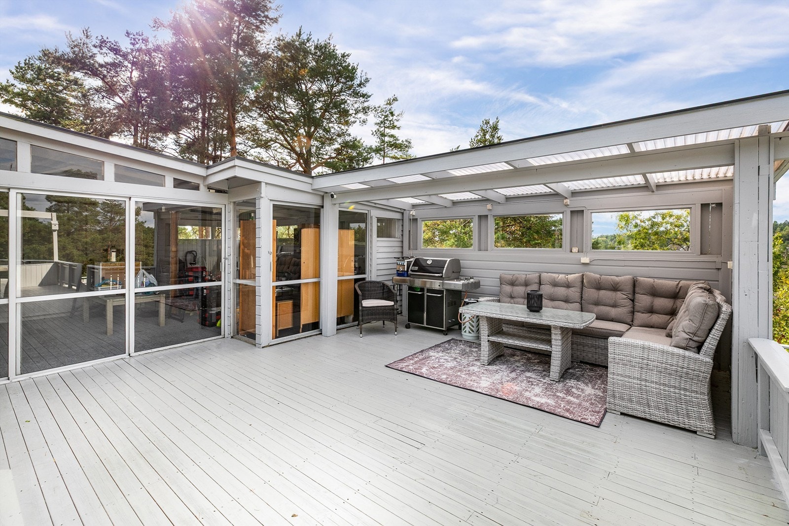 Under terrassens overbygg er det lunt og hyggelig å sitte ute, spesielt på de lyse sommerkveldene. Galleribilde