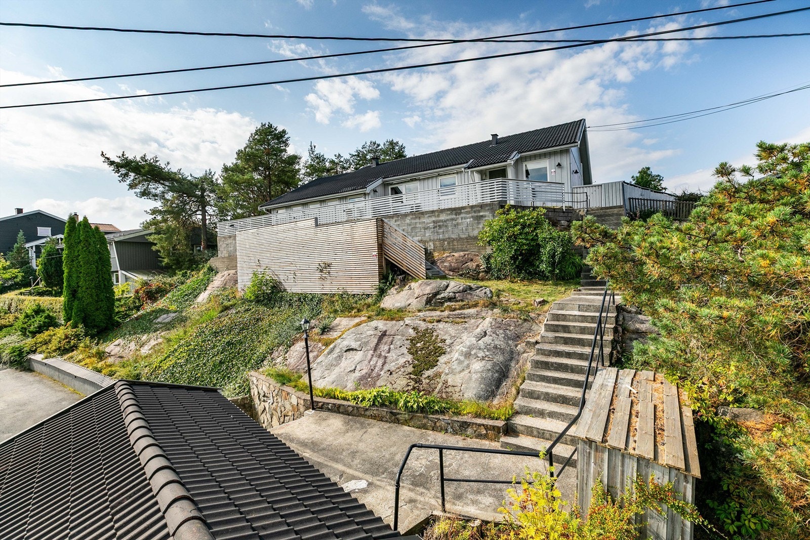 Trapper er støpt helt fra garasjen til inngangspartiet, med to repos underveis. Galleribilde