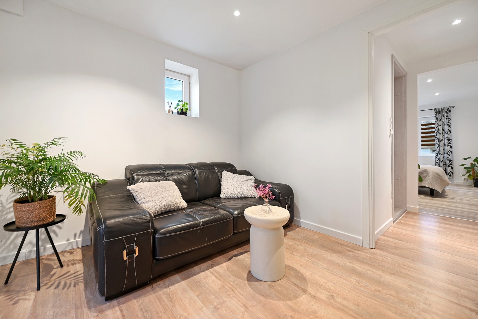 De to soverommene i 1. etasje ligger på hver sin side av baderommet i denne etasjen. Galleribilde