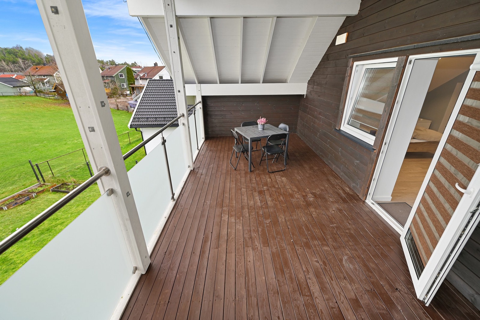 Stor overbygd veranda ut mot grøntarealet. Galleribilde