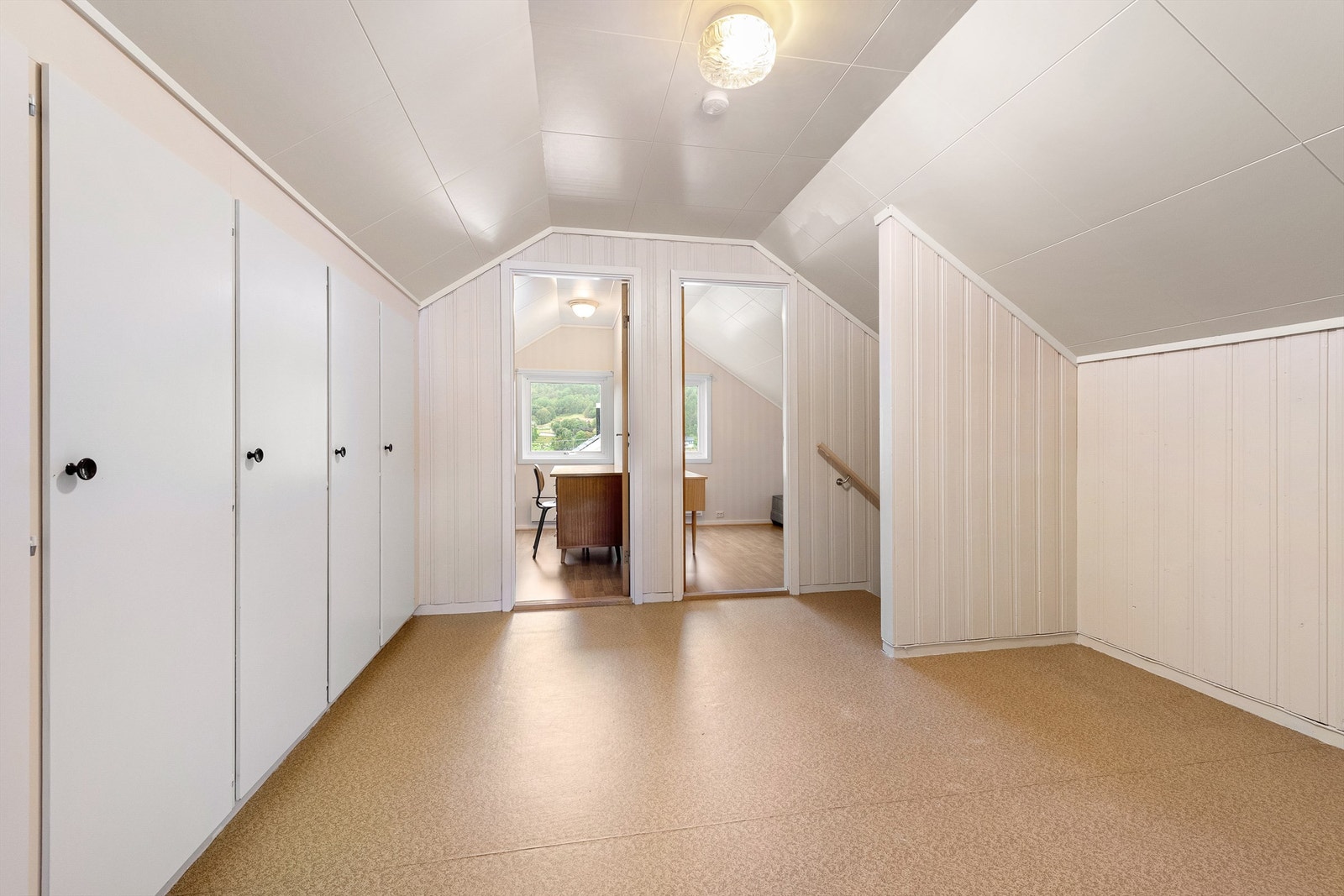 Loftsrom i 2 etg. Lagrings muligheter i knevegg. Galleribilde