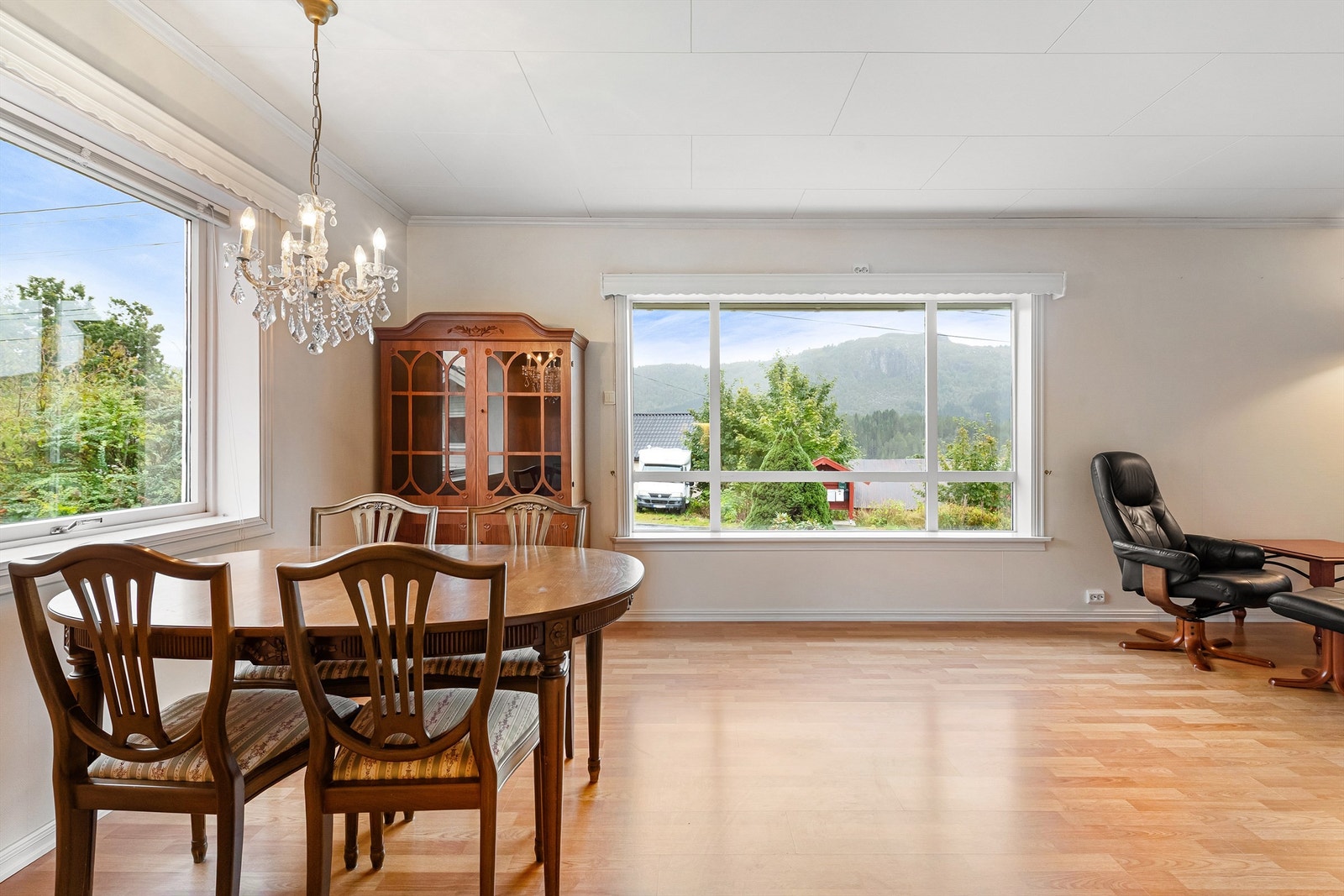 Stue i 1. etasje med god plass til både sofagruppe og spisestue Galleribilde