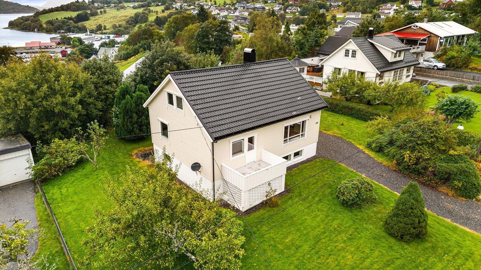 Dronebilde av fasade og hage Galleribilde