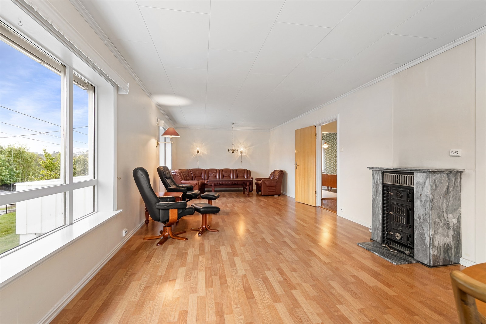 Stue i 1. etasje med peisovn Galleribilde