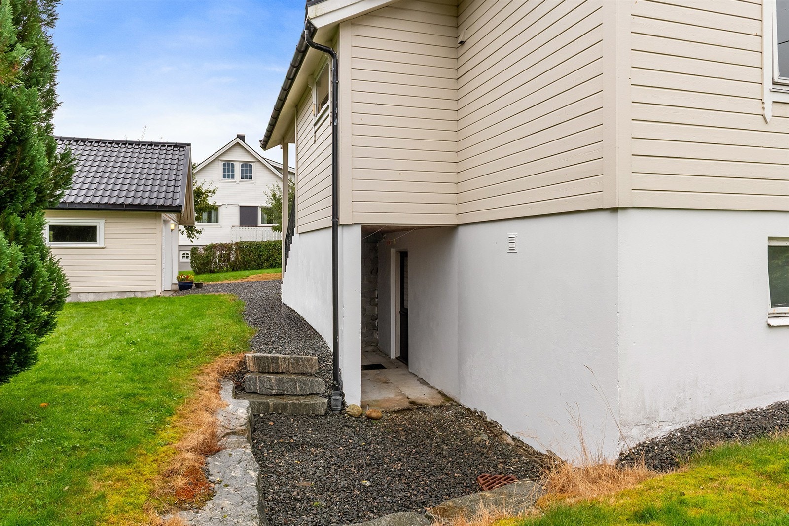 Fasade mot nord med overbygd inngangsparti til underetasjen Galleribilde