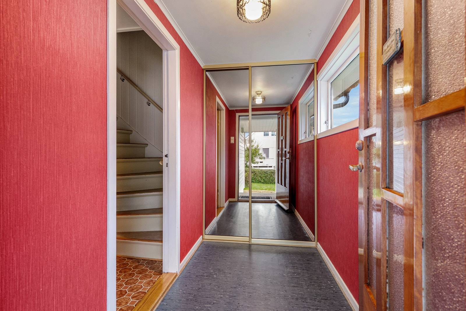 Entre med skyvedørsgarderobe Galleribilde