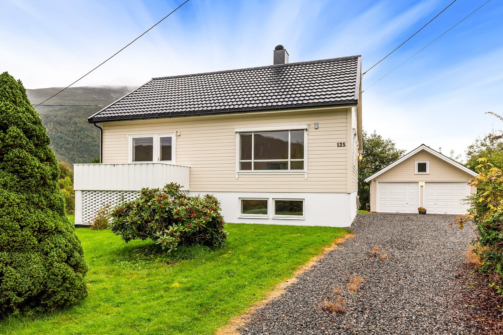 Fasade og innkjørsel til eiendommen Galleribilde