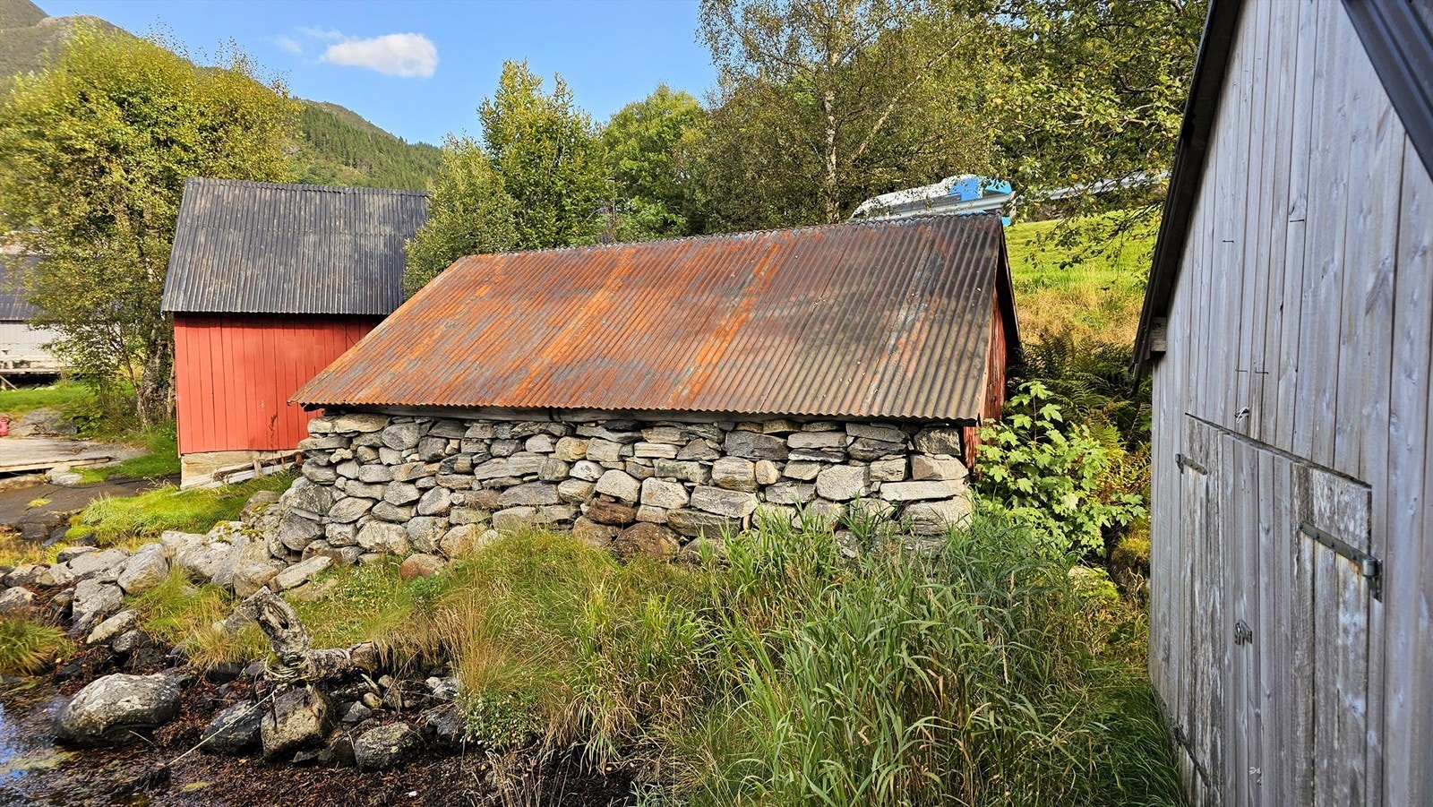 Naust innerst i Vatnefjorden Galleribilde