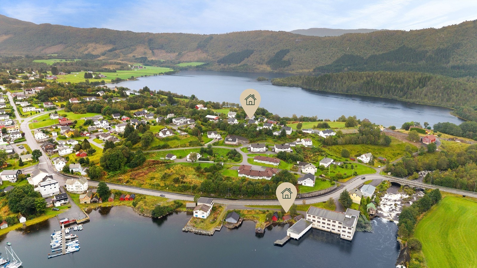Dronebilde over nærområdet som viser boligens plassering samt naustet Galleribilde