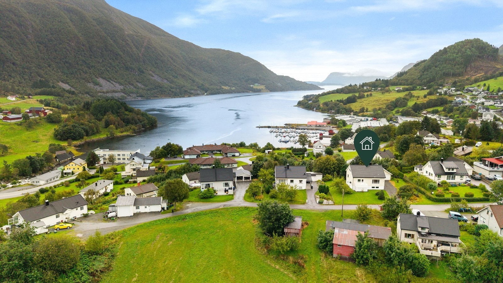 Dronebilde av eiendommen tatt fra syd mot vest med Vatnefjorden i bakgrunnen Galleribilde