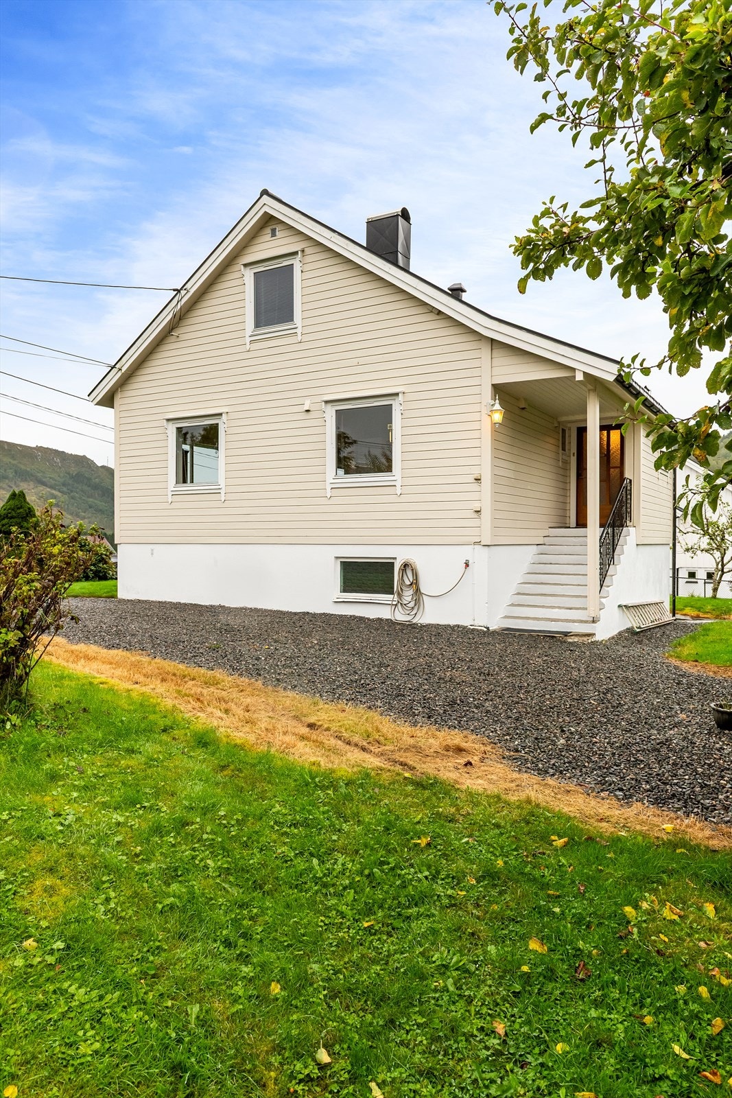 Fasade mot øst med overbygd inngangsparti Galleribilde