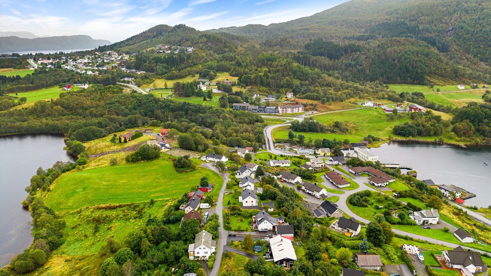 Dronebilde over eiendommen og nærområde tatt fra øst Galleribilde