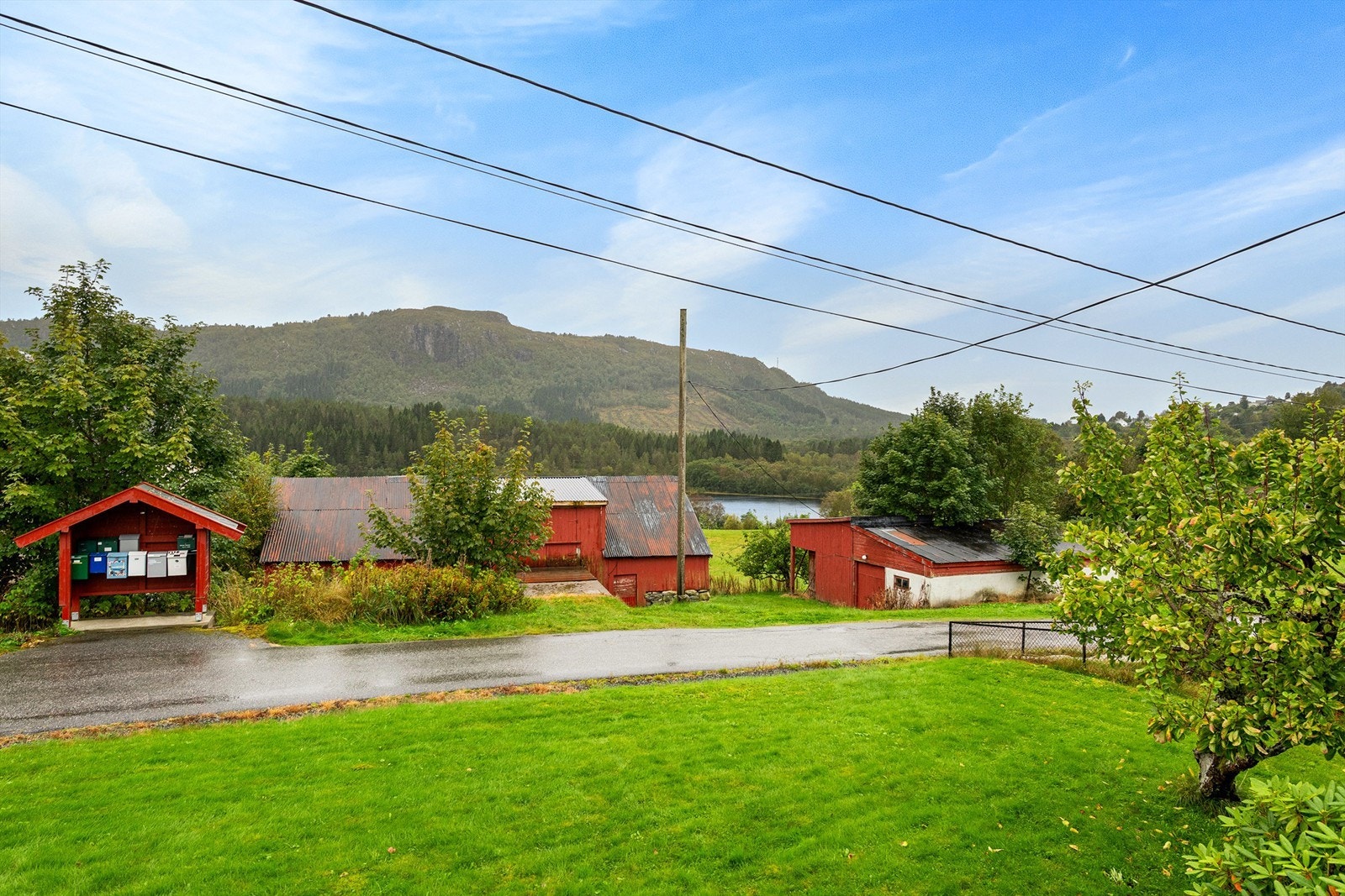 Utsikt fra balkongen over hagen og mot Vatnevatne Galleribilde