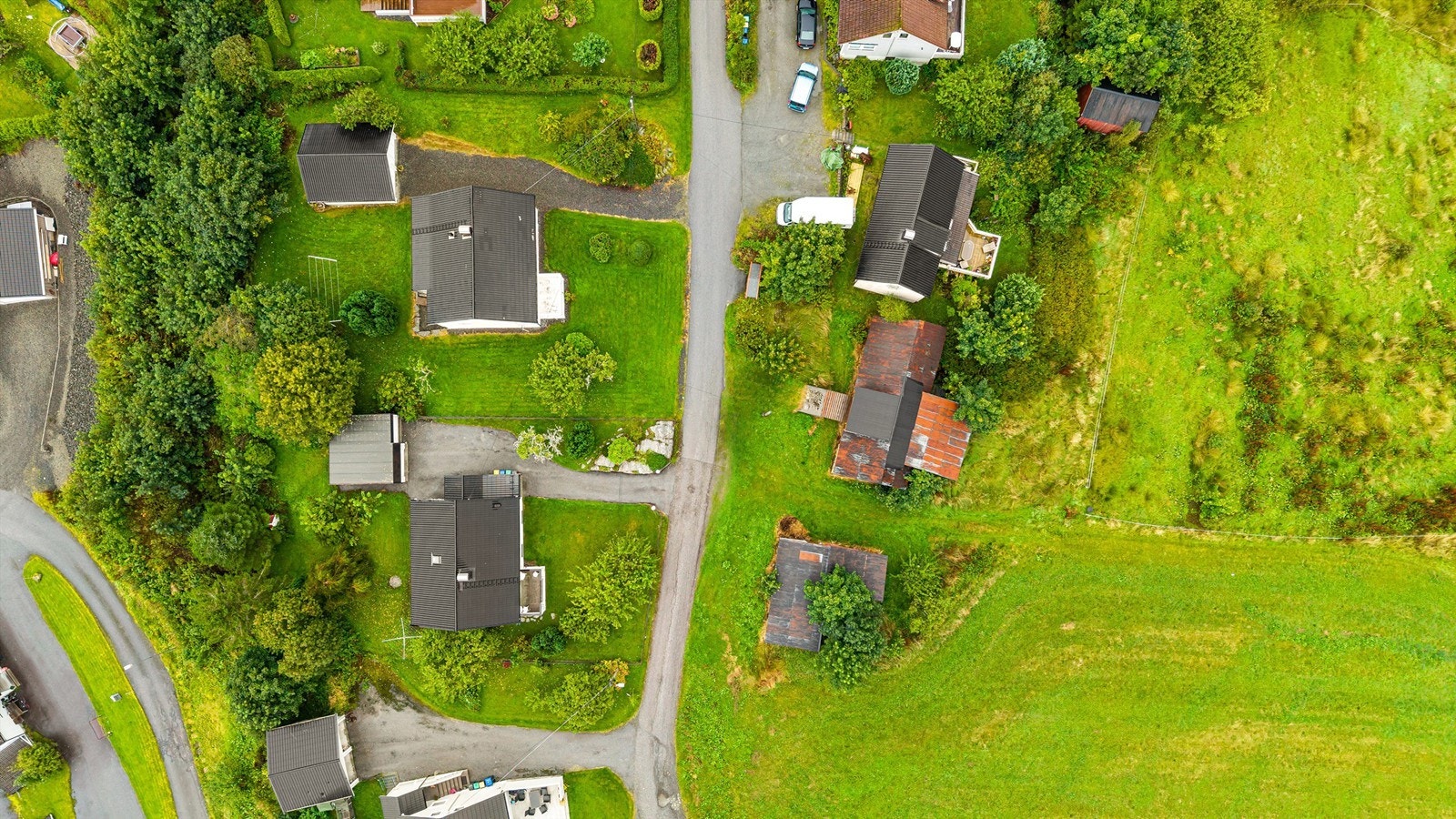 Dronebilde av eiendommen tatt fra fugleperspektiv Galleribilde