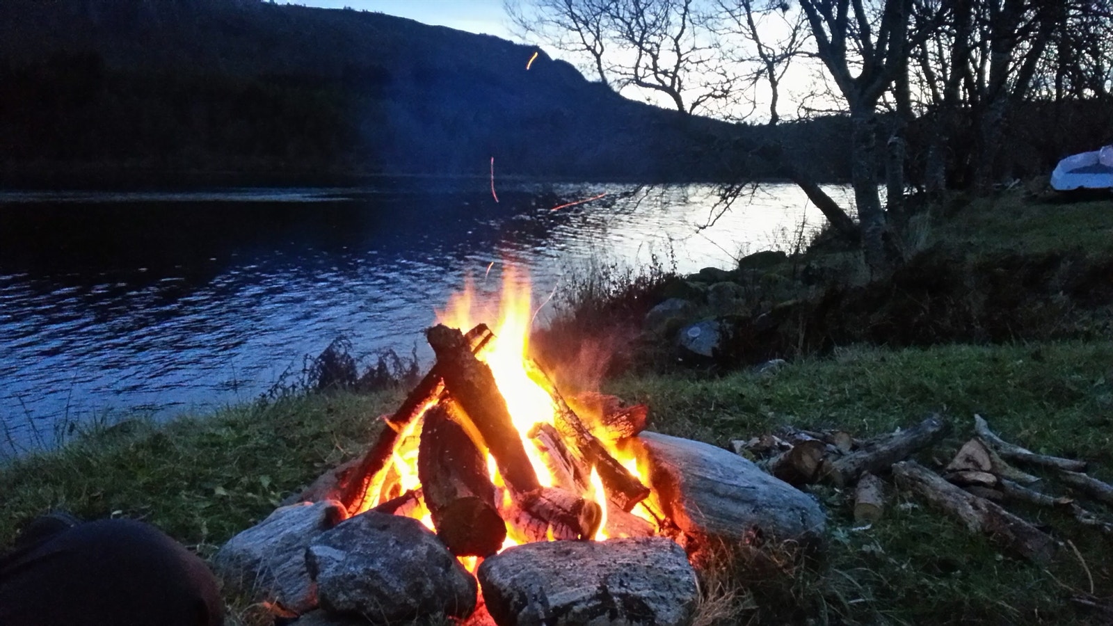 Bålhygge ved Vatnevannet Galleribilde