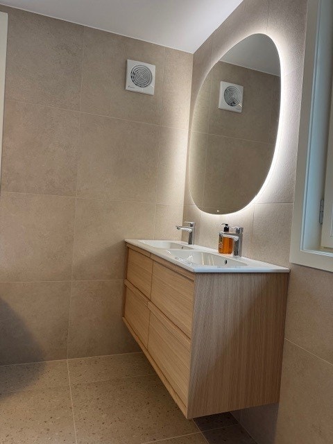 Lekkert nyoppusset bad med dobbel servant og ekstra bred innredning. Galleribilde