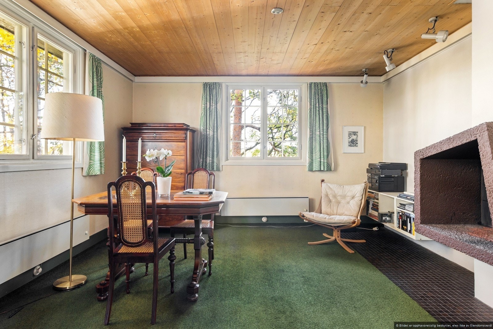 Loftsstue med peis for kalde dager. Galleribilde