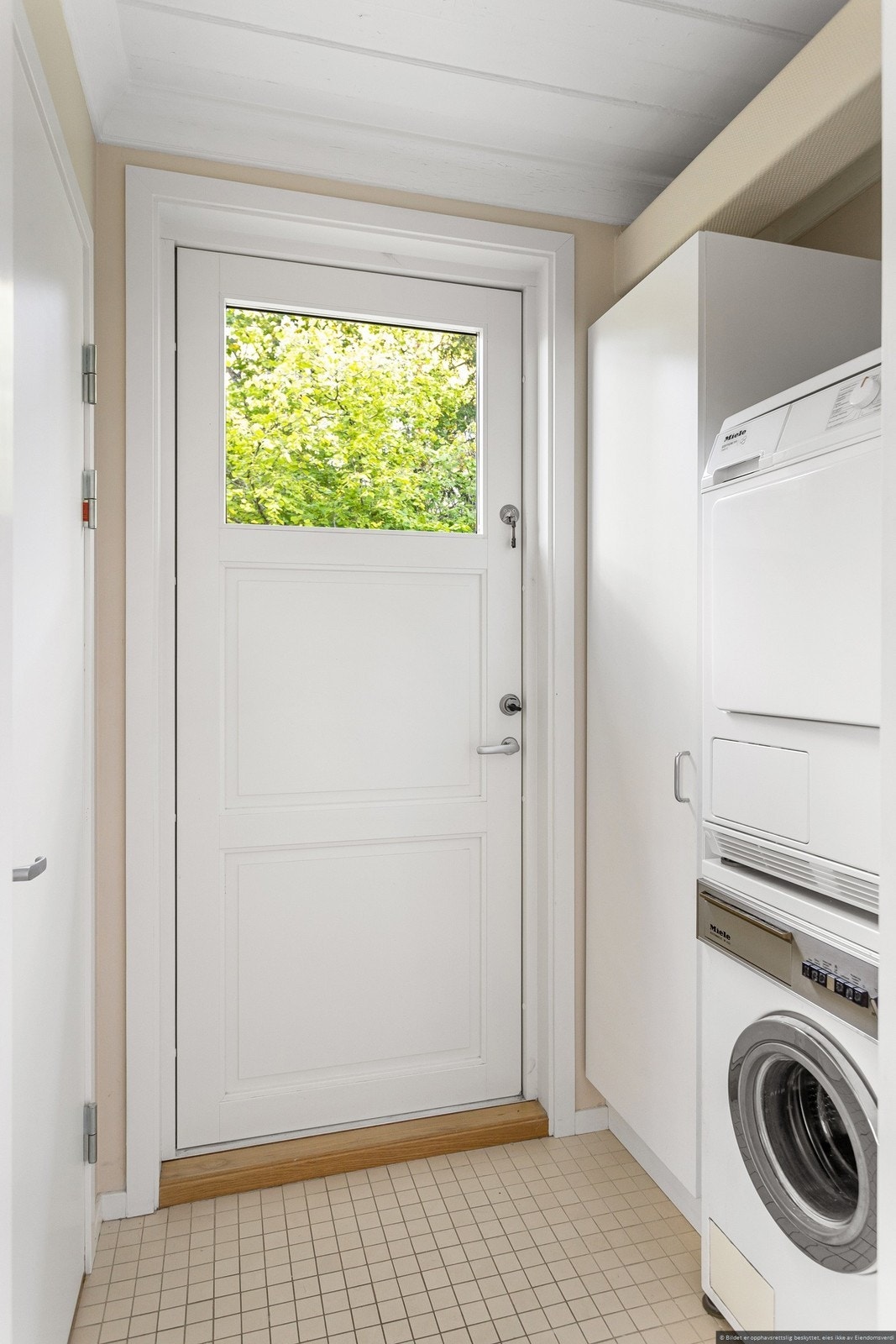 Det er utgang til hagen fra vaskerommet. Galleribilde