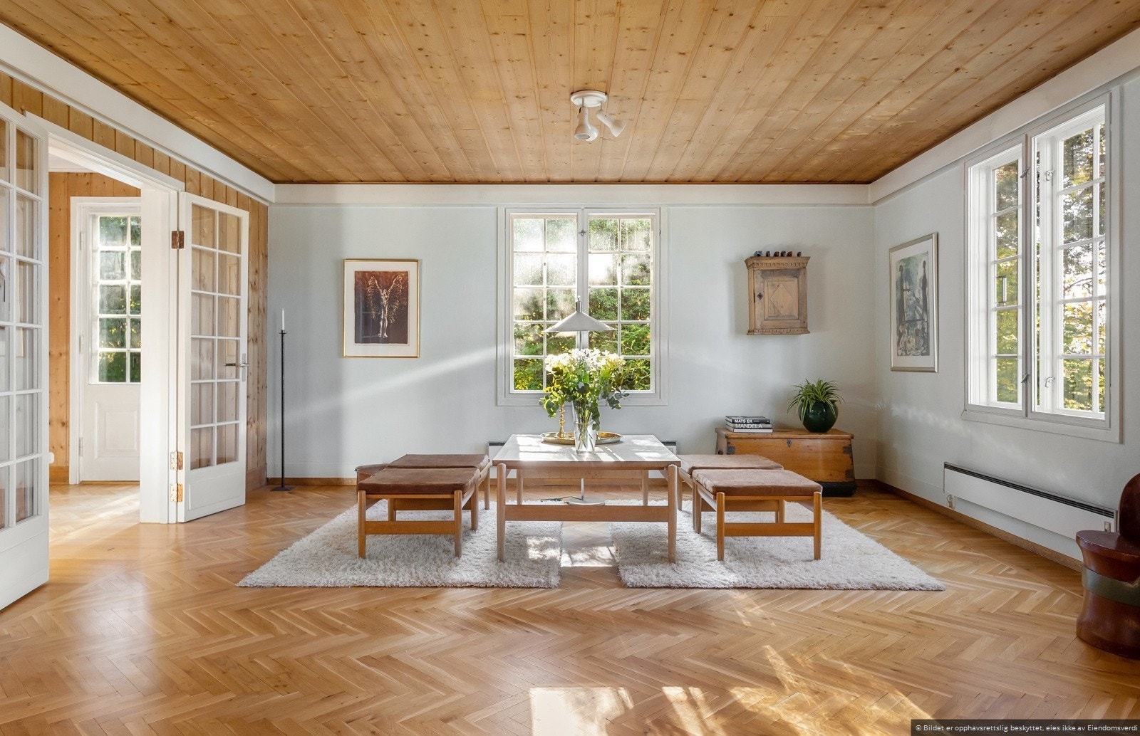 Stue med store vindusflater. Galleribilde