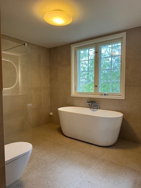 Lekkert nyoppusset bad med badekar. Galleribilde