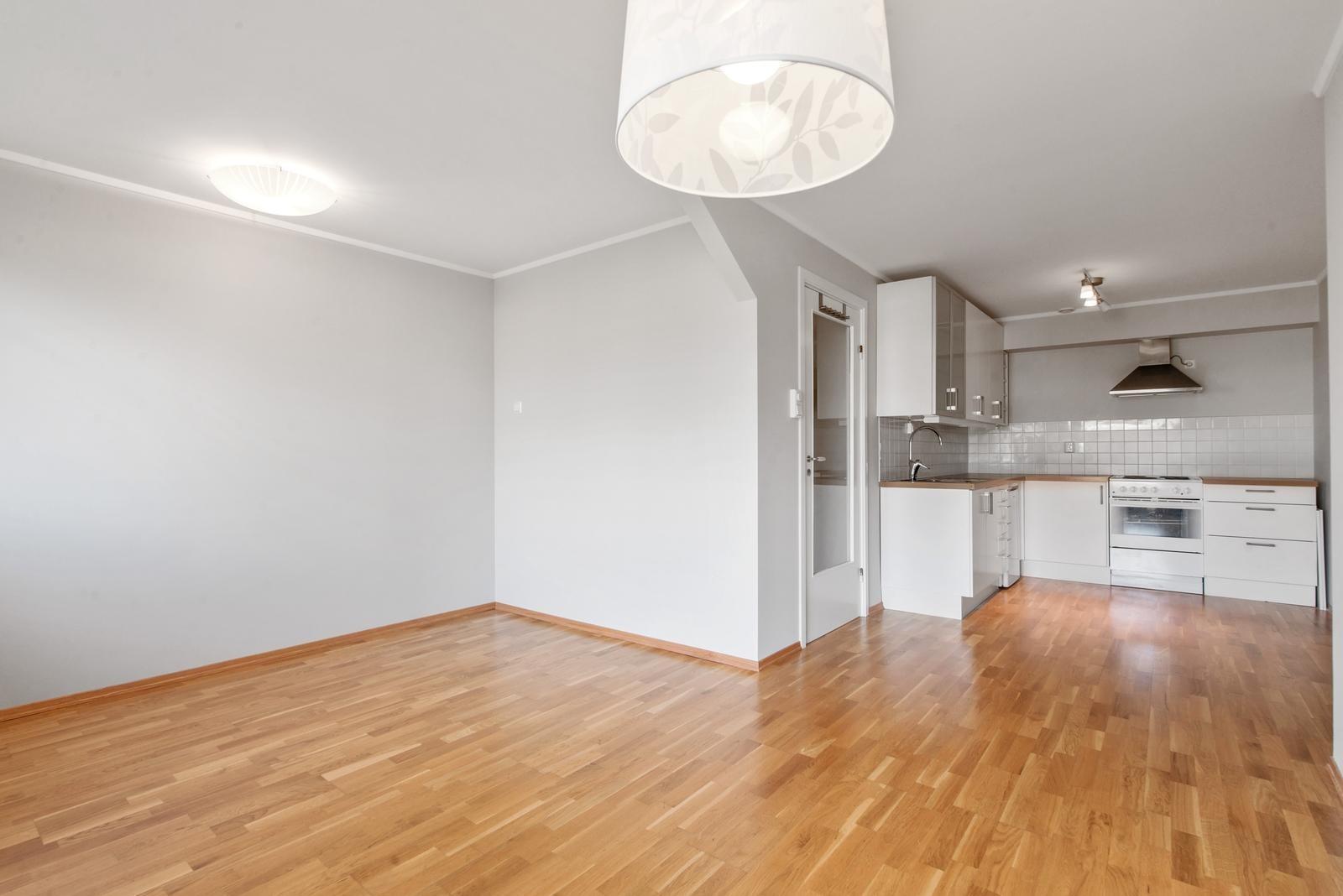 Stue og kjøkken med hvitevarer Galleribilde