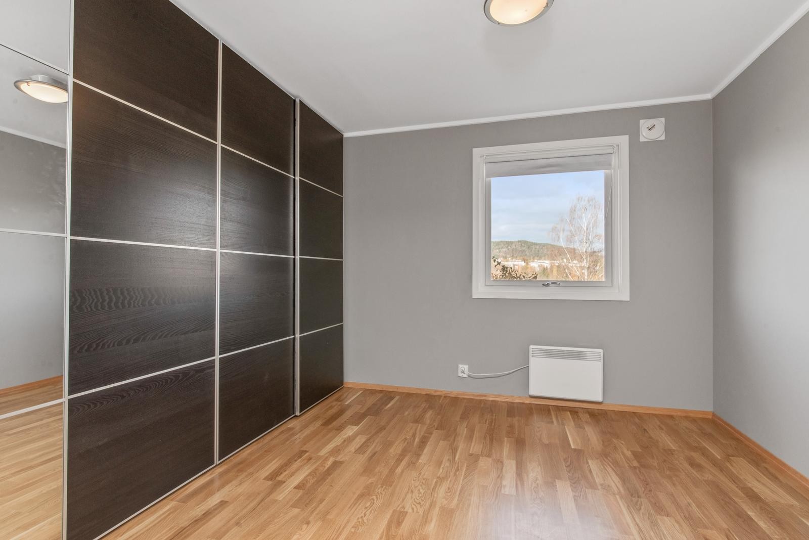 Soverom med stor garderobe Galleribilde