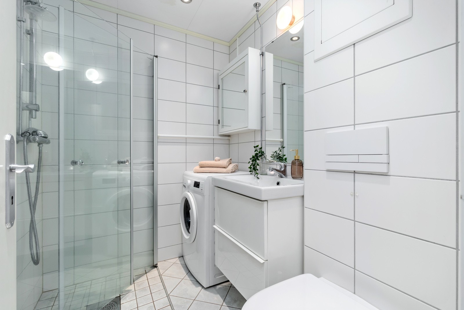 Flislagt bad/wc med varmekabler (2013) | i tillegg felles vaskerom i kjeller (myntpåkast) for de som ønsker Galleribilde