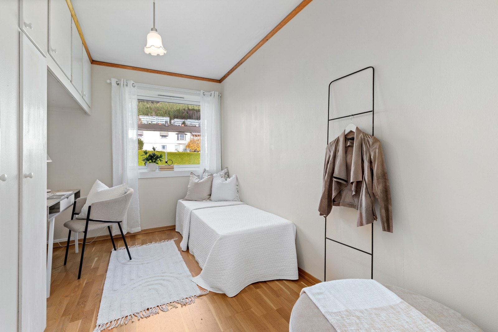 Soverom 2 med plassbygget garderobe Galleribilde