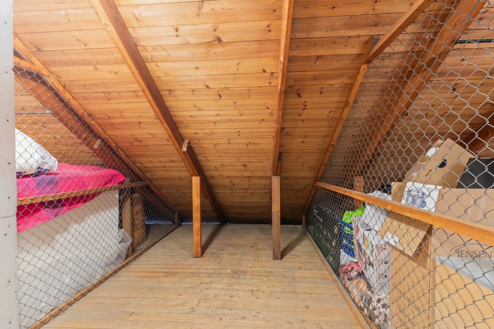 Det er tilsammen 17 kvm bodareal (BRA) fordelt 1 loftsbod på 6 kvm og 2 boder i kjelleren på tilsammen 11 kvm (det er ikke bilde av kjellerbodene) Galleribilde