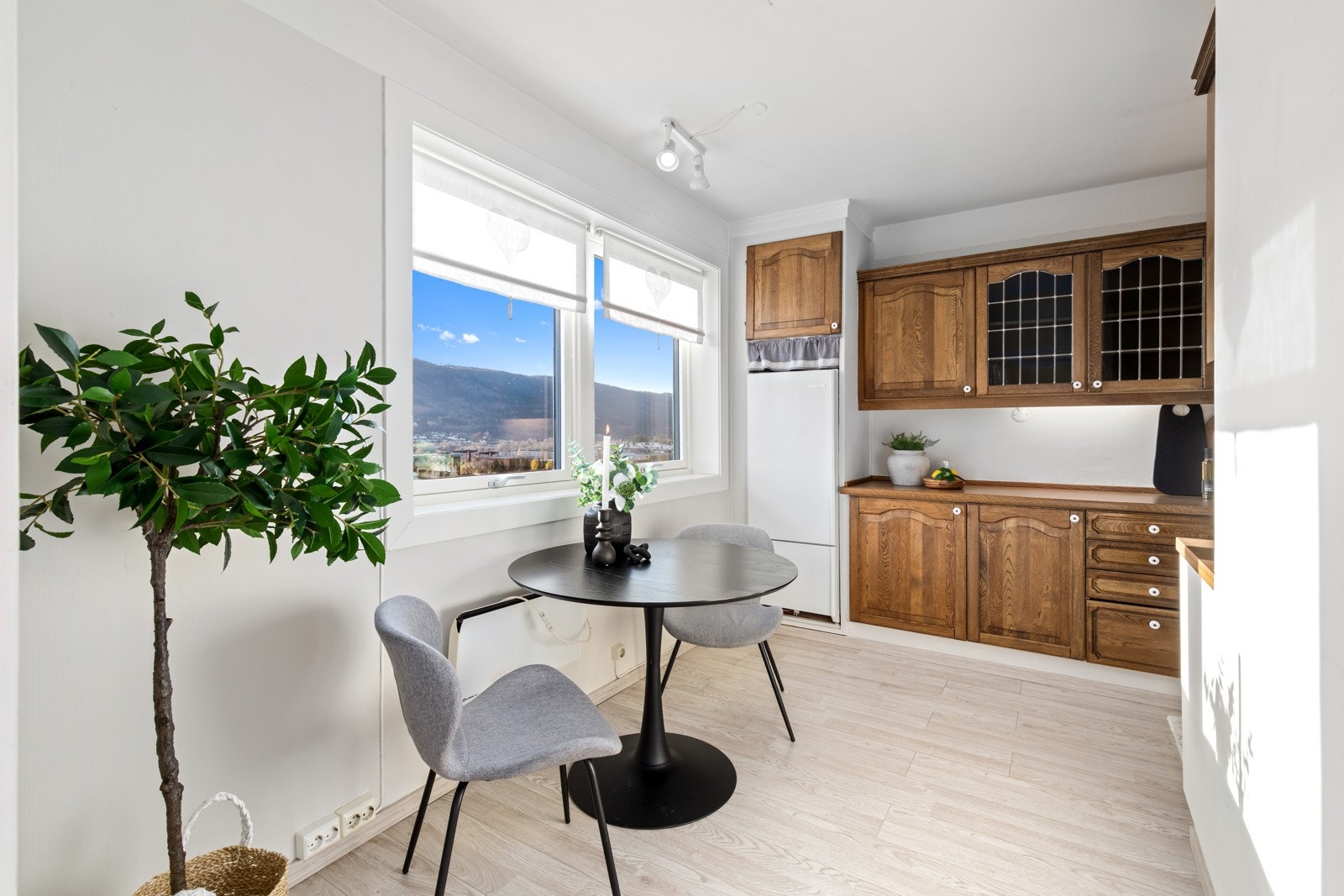 God spiseplass i kjøkken ved vinduene Galleribilde