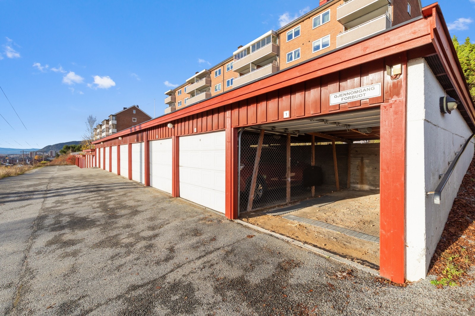 Leiligheten har rett til leie av garasjeplass nr. 1 på 16 kvm. | det er opplegg for installering av el billader | aut portåpner | byttet port i 2000 Galleribilde