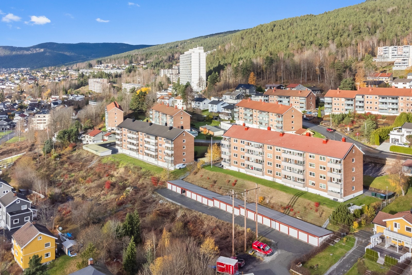 Gunstig plassering som endeleilighet i 3. etg. i lavblokken | marka er en av de nærmeste naboene | ingen gjenboere (ikke innsyn) Galleribilde